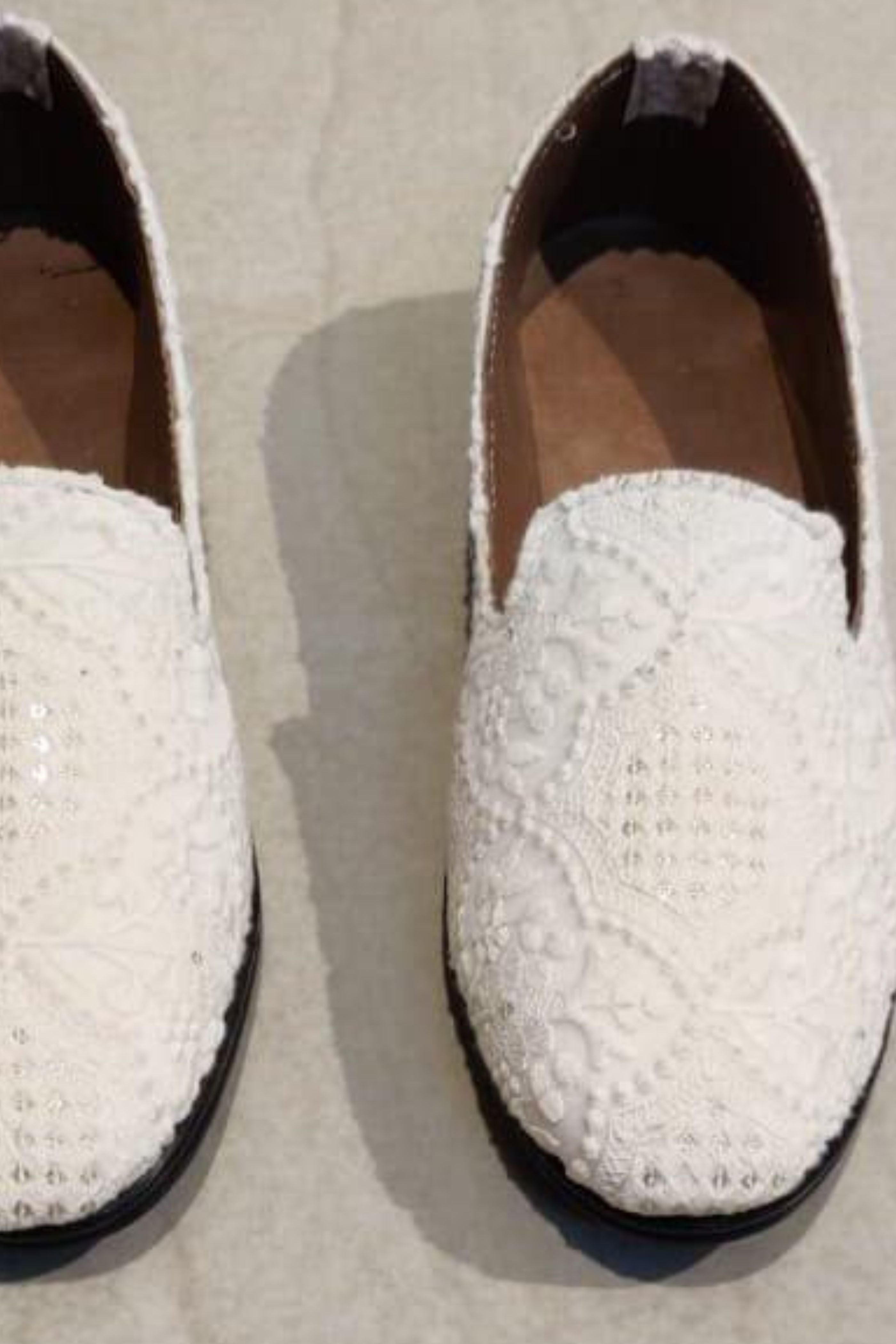 Mens White Ethnic Embroidery Jutties Loafer  And Mojari For Wedding Party Occasion Fashion Outdoor Indoor Lightweight Shoes